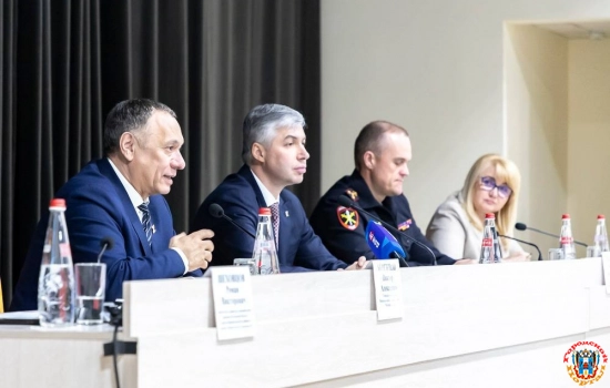 Алексей Логвиненко в ходе выездной встречи поблагодарил жителей за вклад в развитие города, а они его — за работу