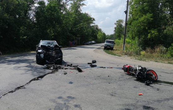 Молодой мотоциклист погиб в аварии со внедорожником в Ростовской области
