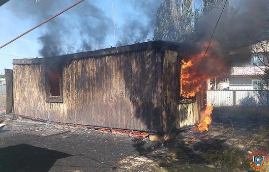 В Новошахтинске на большой площади сгорела заброшка