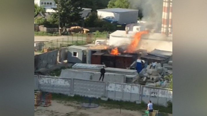 Огонь охватил два строительных вагончика в Новосибирске