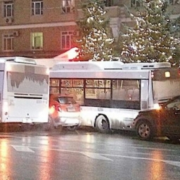 Два автобуса попали в массовое ДТП на Театральной площади Ростова