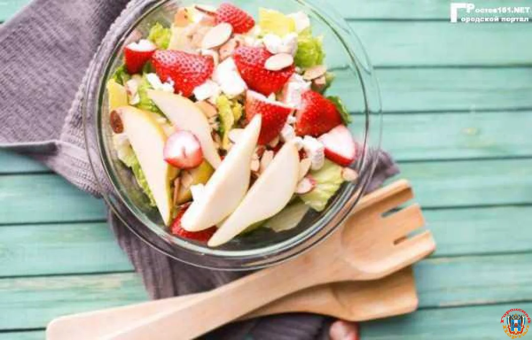 Салат с клубникой и грушей