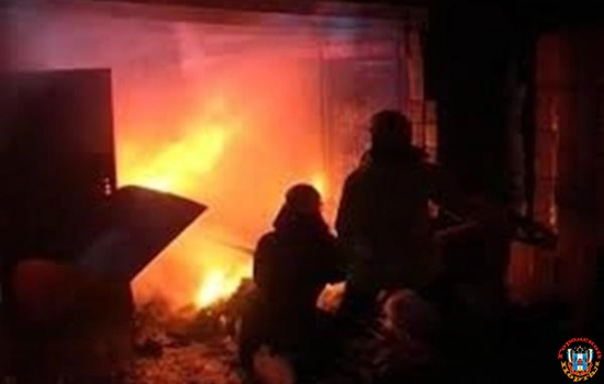 В Новошахтинске сгорел гараж с легковушкой внутри