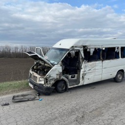 В Ростовской области пассажирский микроавтобус врезался в Камаз, есть погибший