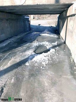 В Аксае глыбы льда и ямы перекрыли путь на улицу Лермонтова