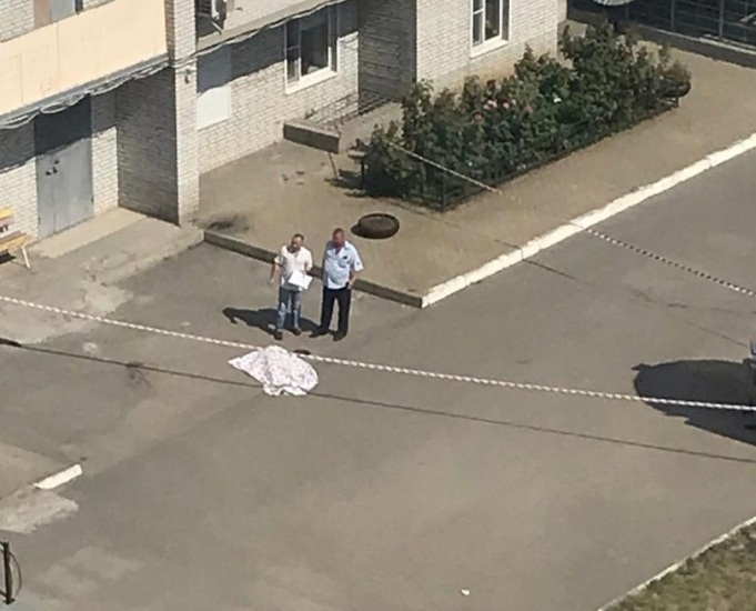 В Ростове разбилась школьница, выпав с девятого этажа В Ростове разбилась школьница, выпав с девятого этажа