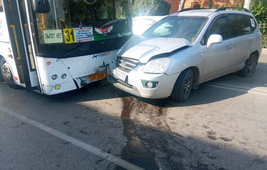 Иномарка врезалась в автобус с пассажирами в Ростовской области