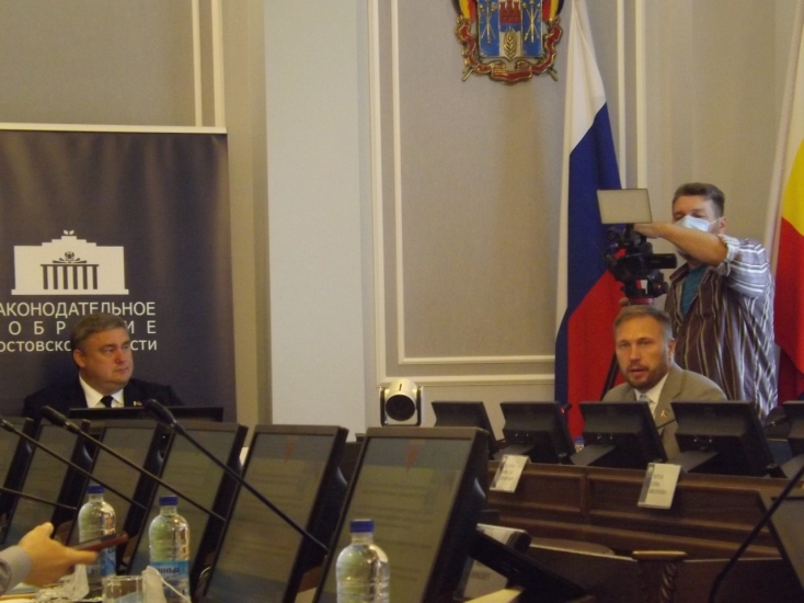 Донские депутаты призвали упростить валютное законодательство Донские депутаты призвали упростить валютное законодательство