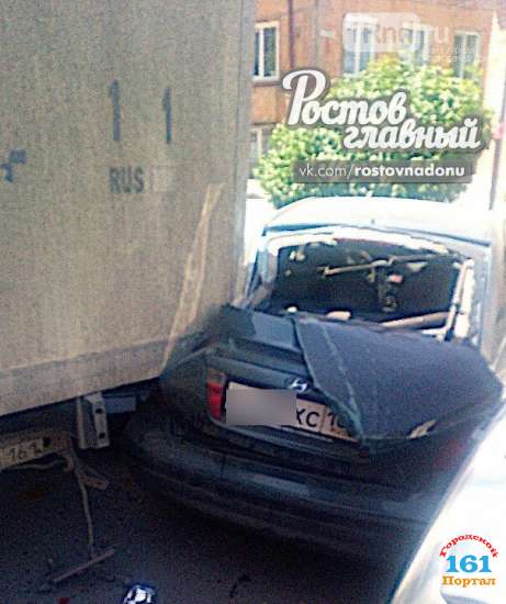 В Ростове грузовик наехал на четыре автомобиля