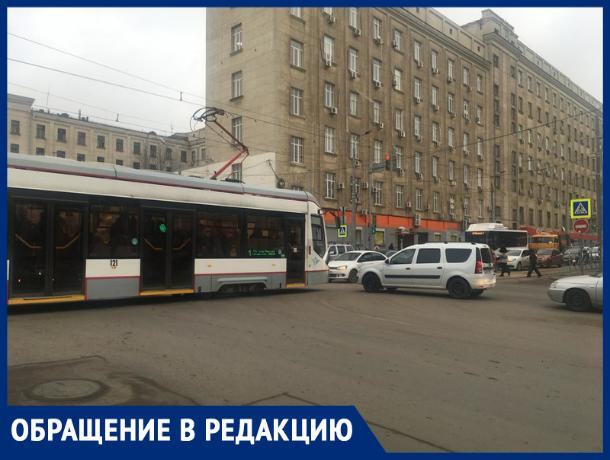 Автомобилисты мешают передвижению трамваев в центре Ростова