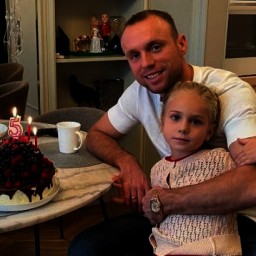 Донской футболист Денис Глушаков трогательно поздравил дочку с днем рождения