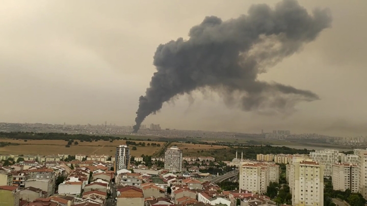 В Стамбуле расследуют причины крупного пожара со взрывами