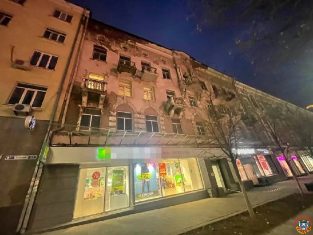 Фасад старинного здания осыпался на Б. Садовой
