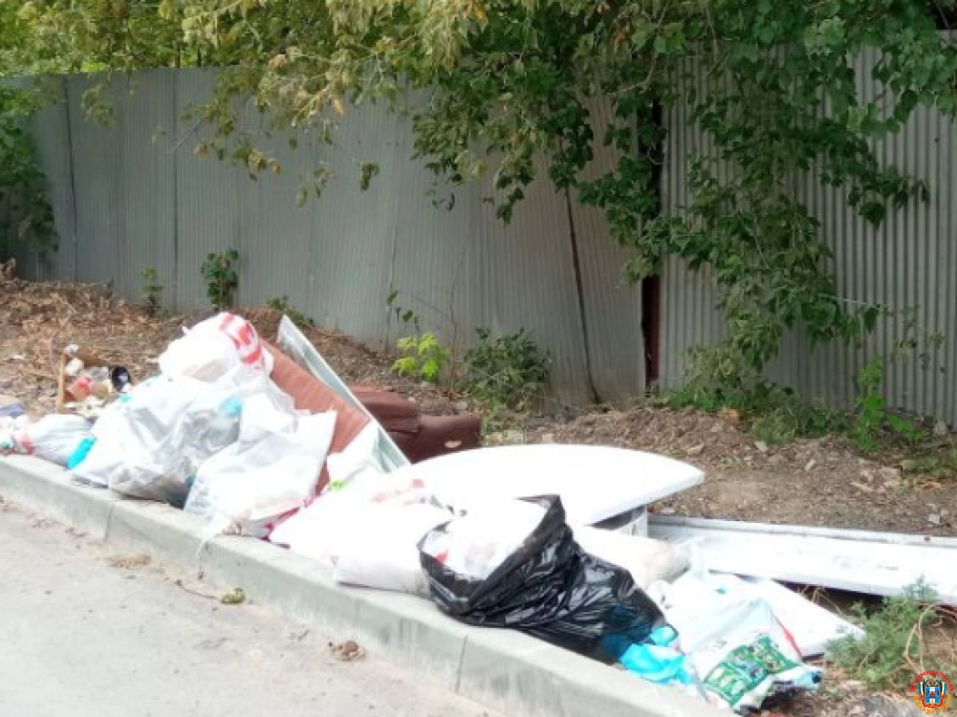В Ростове год не могут убрать мусор, брошенный строителями на улице Офицерской