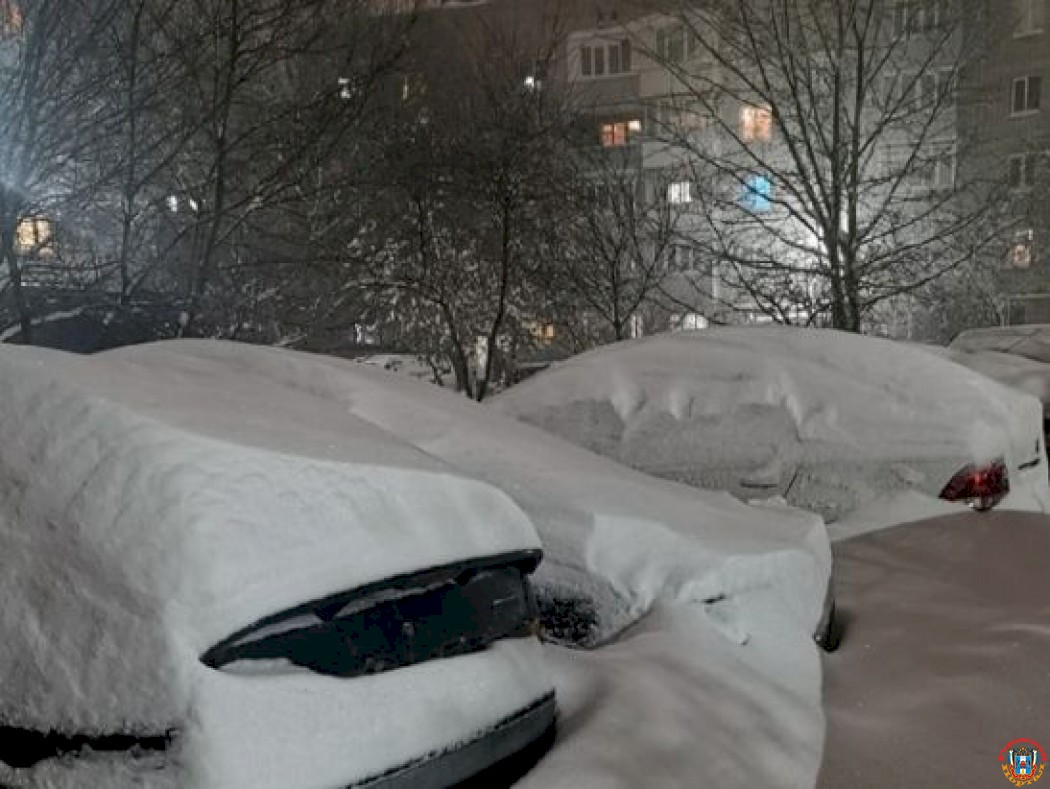 На Дону снегопад за ночь превратил припаркованные авто в сугробы