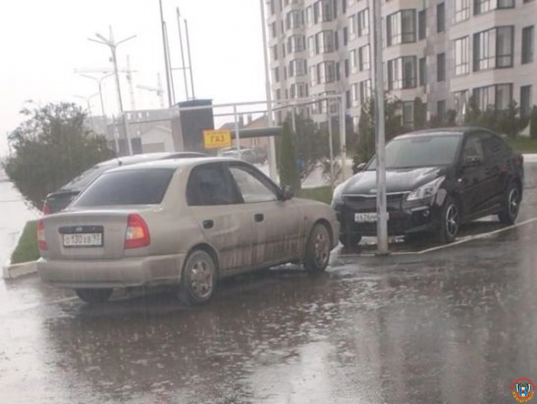 На затопленные ливнем улицы Ростова отправили спасателей