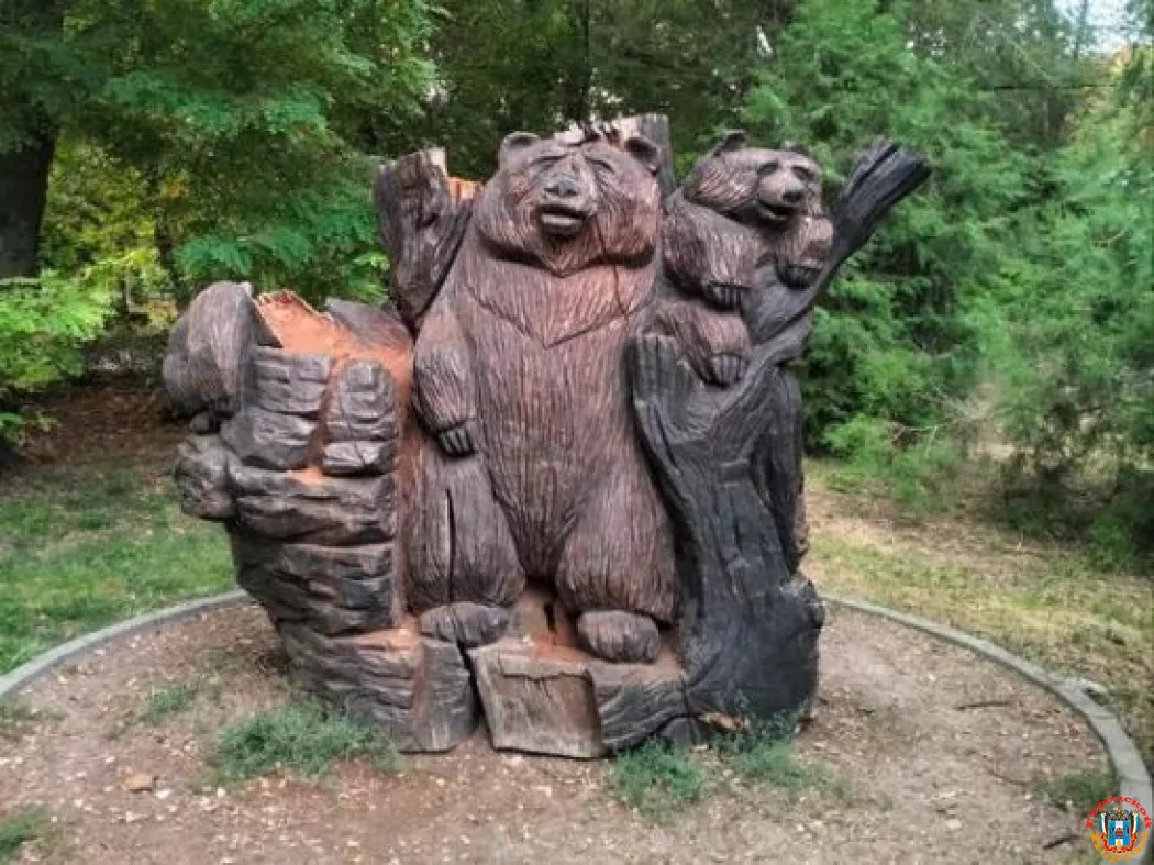 В Батайске обезглавленную скульптуру медведей выбросили на свалку