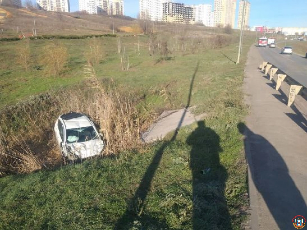 В Ростове в Суворовском водитель внедорожника снес столб и вылетел в кювет