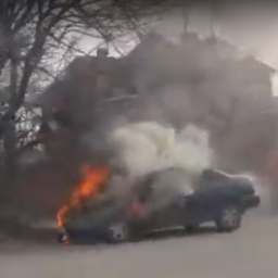 Горящая легковушка попала на видео читателя «Блокнот Ростов»
