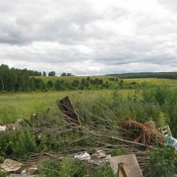 Матвеево-Курганская «Вера» устроила многокилометровую свалку на пашне
