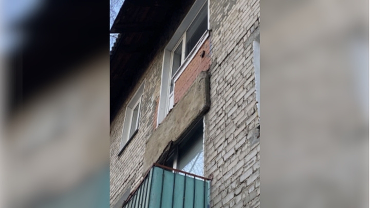 Пожилая женщина упала с четвертого этажа вместе с балконом