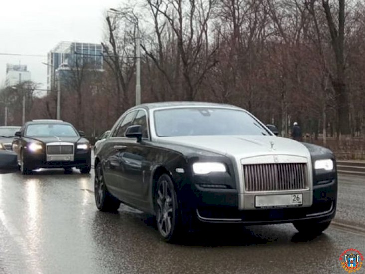Кортеж из люксовых авто заметили в центре Ростова