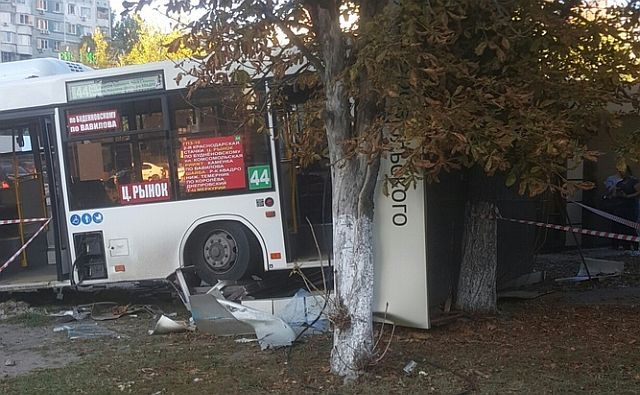Водитель автобуса, снёсший остановку в Ростове, сбежал с места ДТП