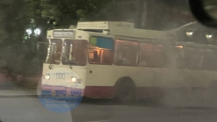 Задымился на ходу: ЧП с троллейбусом в Челябинске
