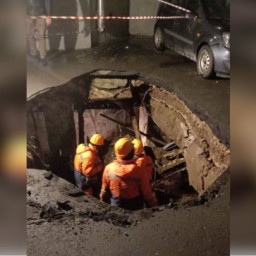 В московском дворе из-за провалившегося асфальта образовалась опасная яма