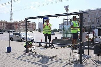 В центре Ростова по гарантии ремонтируют остановки