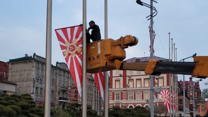 Неправильные флаги во Владивостоке убрали