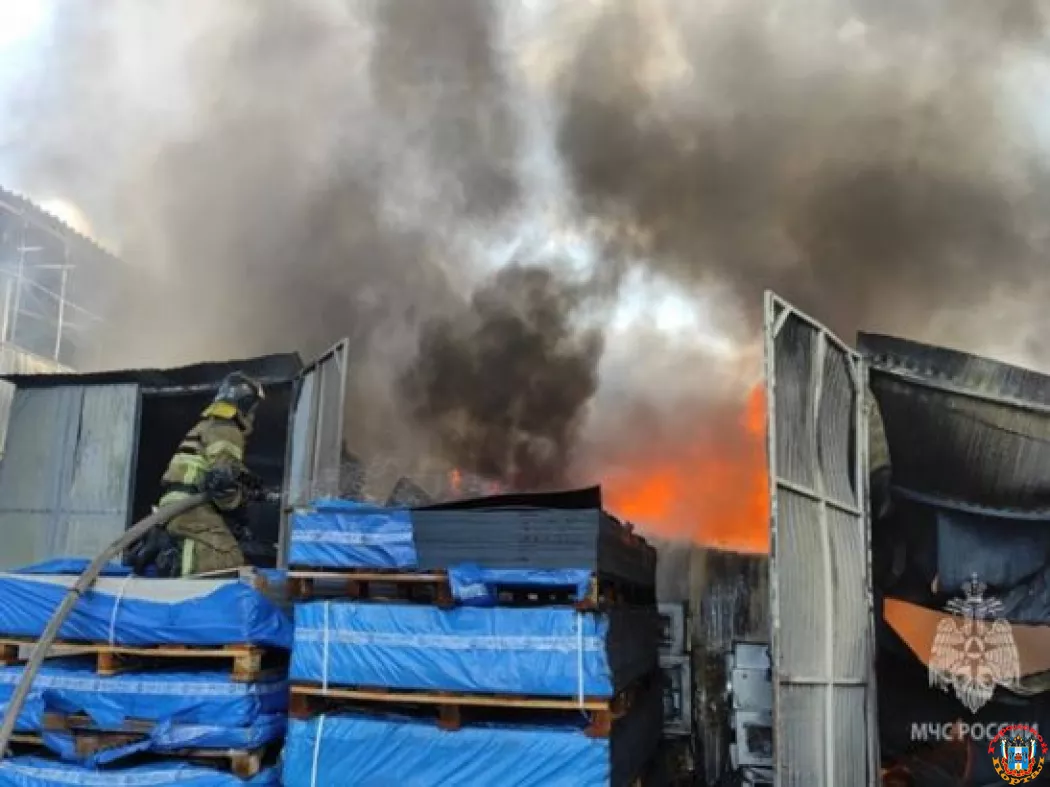 Мужчина получил ожоги при пожаре на складе в Ростове