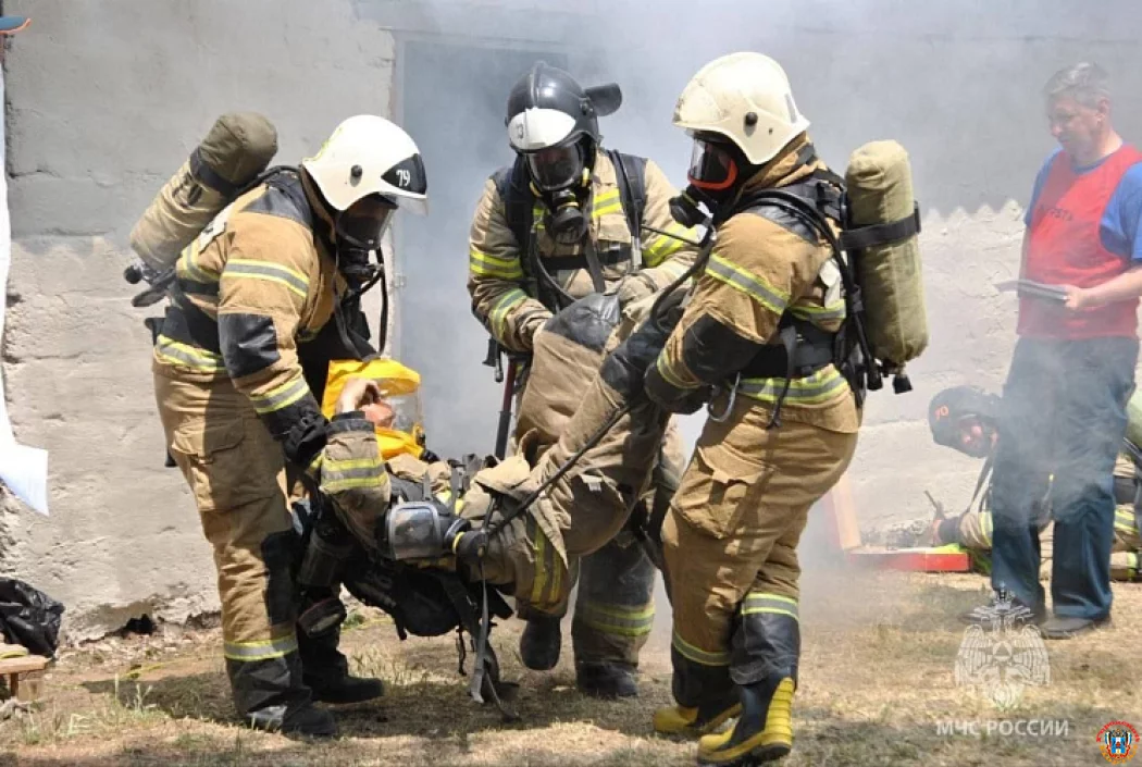 Работа в экстремальных условиях: донские спасатели вызволили из огня двух человек за минувшие сутки