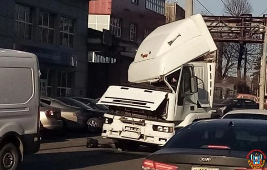 В Ростове у фуры оторвало часть кабины в ДТП на Менжинского