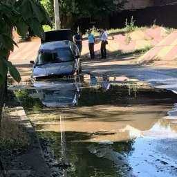 Общественный резонанс заставил рабочих Водоканала уничтожить большую яму-ловушку в Ростове
