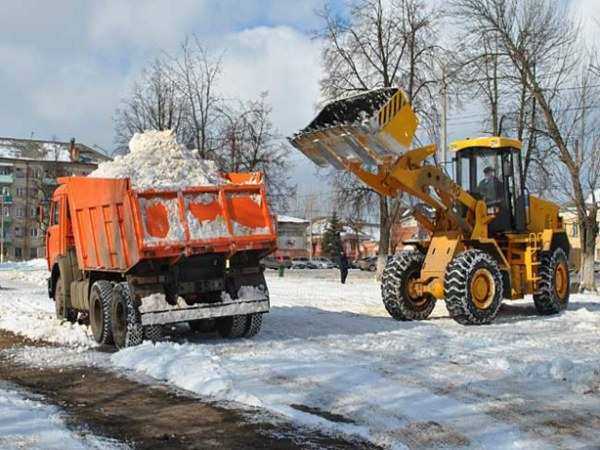 В Ростове для борьбы со снегом на линию вышли 133 единицы суровой техники