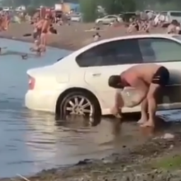 Любовно намывающий машину на общественном пляже "водятел" взбесил ростовских яжемам