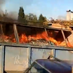 Мусорный жбан вспыхнул прямо на мусоровозе в Ростове