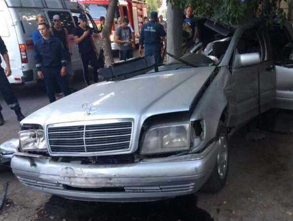 Въехавший в столб водитель автомобиля Mercedes мгновенно погиб от удара в Ростове