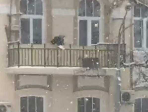 Старушка-веселушка открыла снежную охоту на прохожих с четвертого этажа