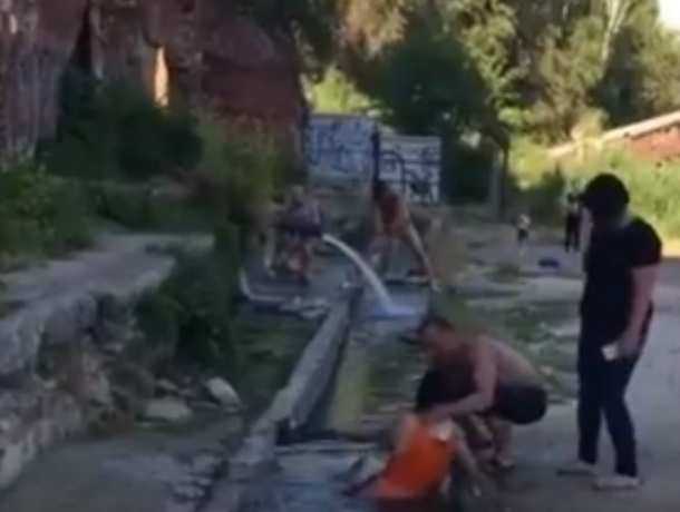 Пытавшийся утопить свою подругу на «Парамонах» полуголый ростовчанин попал на видео
