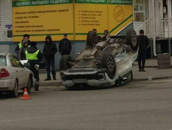 Шокирующее ДТП с переворотом на крышу устроили два ехавших на зеленый водителя в Ростове