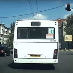 Нагло проехавший на красный пассажирский автобус в Ростове попал на видео