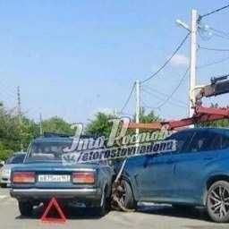 Эвакуаторщик случайно «уронил» BMW на проезжавшие мимо «Жигули» в Ростове