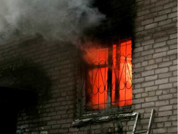Серьезные ожоги получил мужчина при пожаре в пятиэтажке под Ростовом