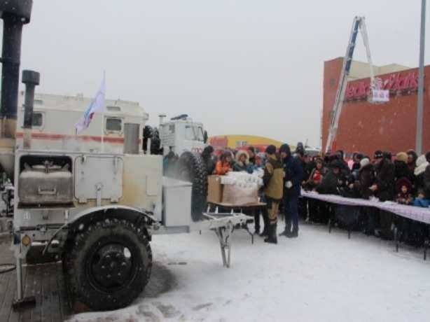 Спасатели Ростова накормили голодных и развеселили угрюмых горожан Спасатели Ростова накормили голодных и развеселили угрюмых горожан