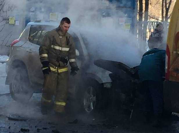Кроссовер "Тойота" внезапно загорелся на улице Орбитальной в Ростове