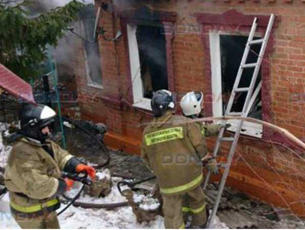 Бдительные соседи спасли жизнь проспавшему пожар в собственном доме мужчине под Ростовом