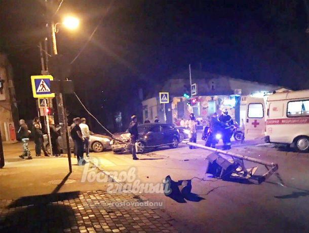 Жуткое ДТП, в котором столкнулись иномарка и скорая помощь, попало на видео в Ростове