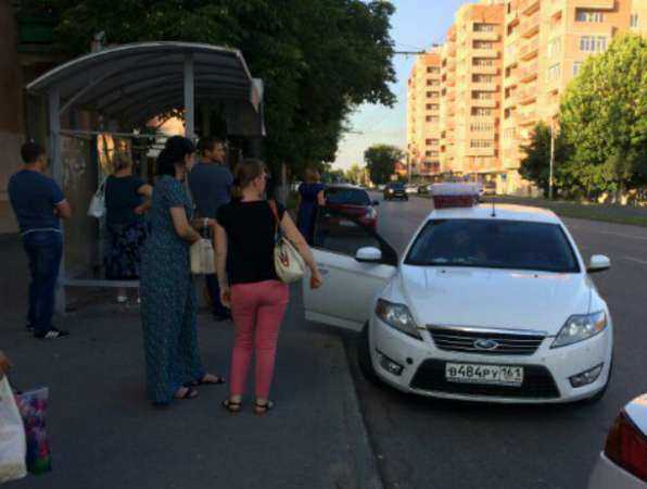 Хамски занявшие остановку торговцы раками возмутили пассажиров в Ростове